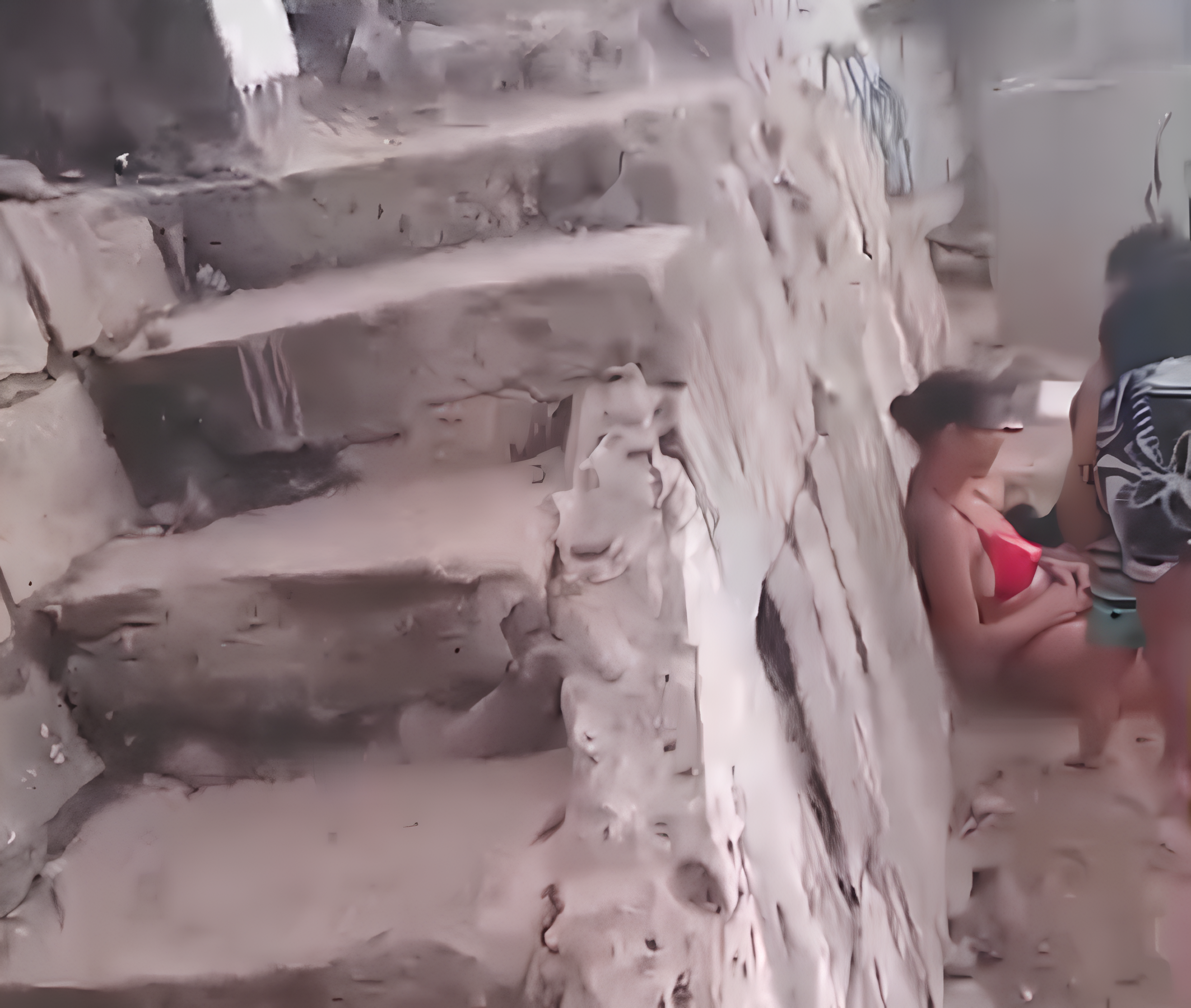 Mulher cai em escadaria precária em Natal e sofre fratura; bebê também fica ferido