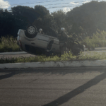 Carro colide com árvore e capota na Rota do Sol em Natal; motorista sofre ferimentos leves