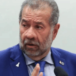 Carlos Lupi pede demissão do Ministério da Previdência após denúncias de fraudes no INSS