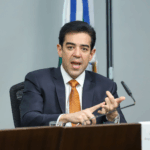 Ministro do TCU rompe silêncio, atropela colega e exige que INSS devolva R$ 6 bilhões tomados de aposentados