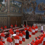 Fumaça preta, fiéis na Praça e tensão no Vaticano: primeiro dia do conclave termina sem novo papa