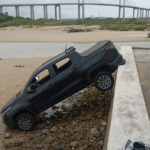 Caminhonete fica pendurada em passarela do Forte dos Reis Magos; motorista abandona o local