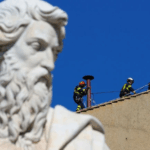 Vaticano Prepara Capela Sistina com Chaminé para o Conclave Papal