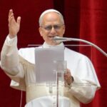 Papa Leão XIV emociona fiéis ao cantar Regina Caeli e clamar por paz em primeira oração pública no Vaticano