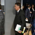 Com Constituição em mãos, Bolsonaro presta depoimento no STF por suposta trama golpista