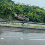 Carro capota na Via Costeira após motorista passar por mancha de óleo