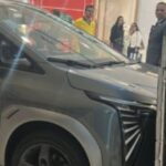 Criança entra em carro elétrico de R$ 175 mil exposto em shopping e atinge loja de joias