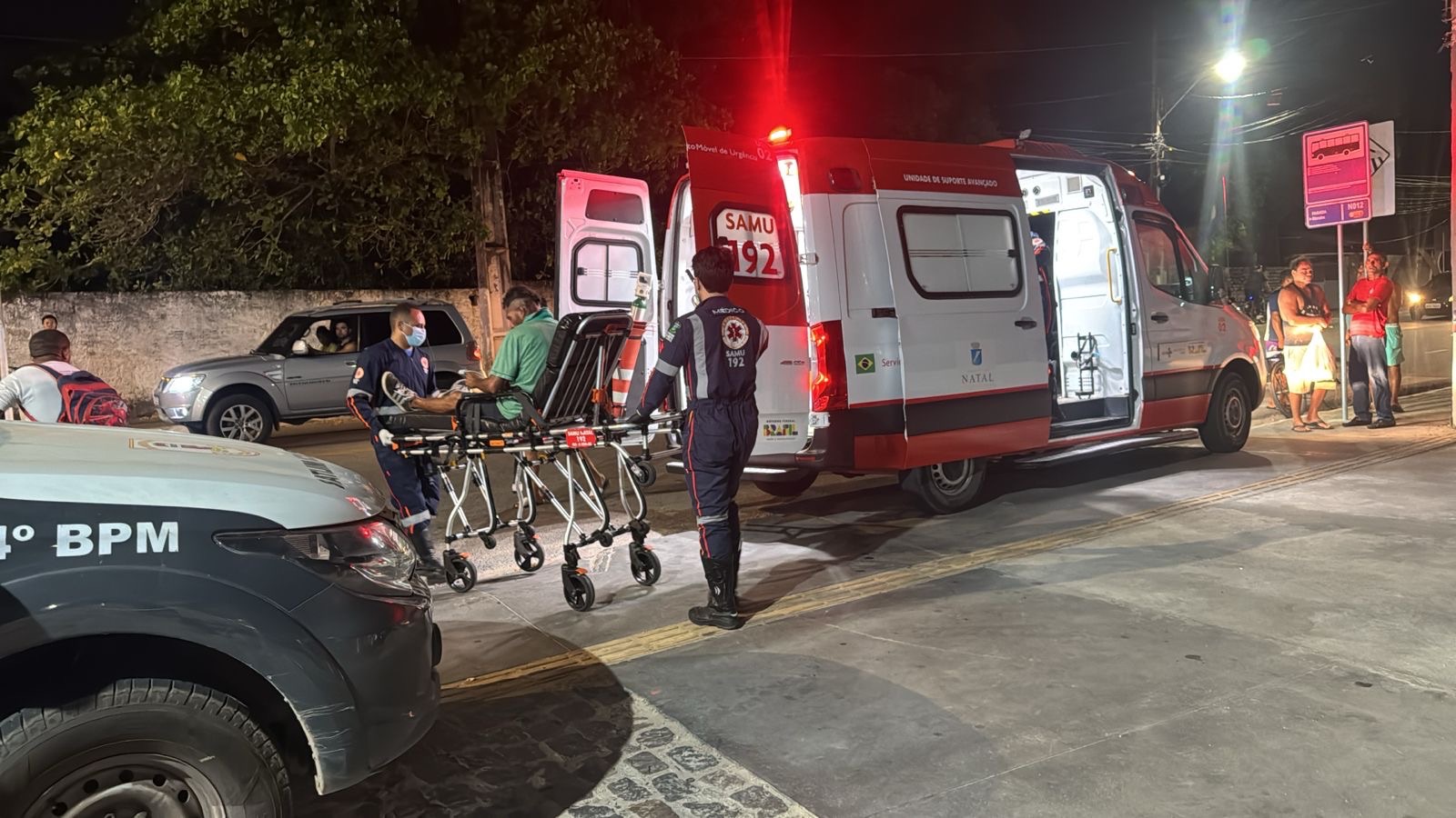 Médico do SAMU nega atendimento a homem baleado na Redinha; denúncia ao vivo no Via Certa 96 força o retorno da ambulância