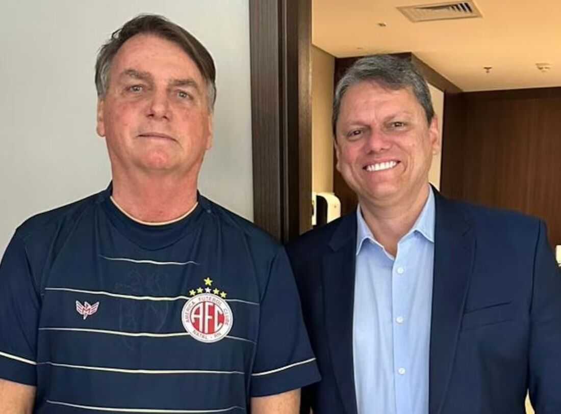 Tarcísio visita Bolsonaro em prisão domiciliar e reforça vínculo político