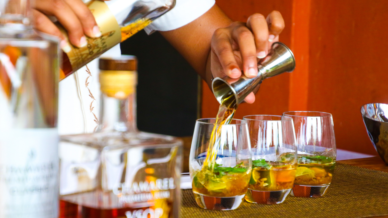 Bebidas adulteradas com metanol deixam rastro de intoxicações e mortes no Brasil
