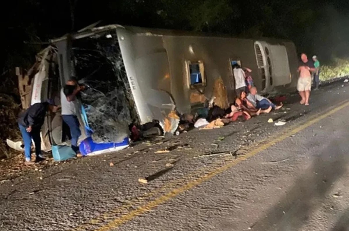 Sobe para 17 o número de mortos em acidente com ônibus no Agreste de Pernambuco