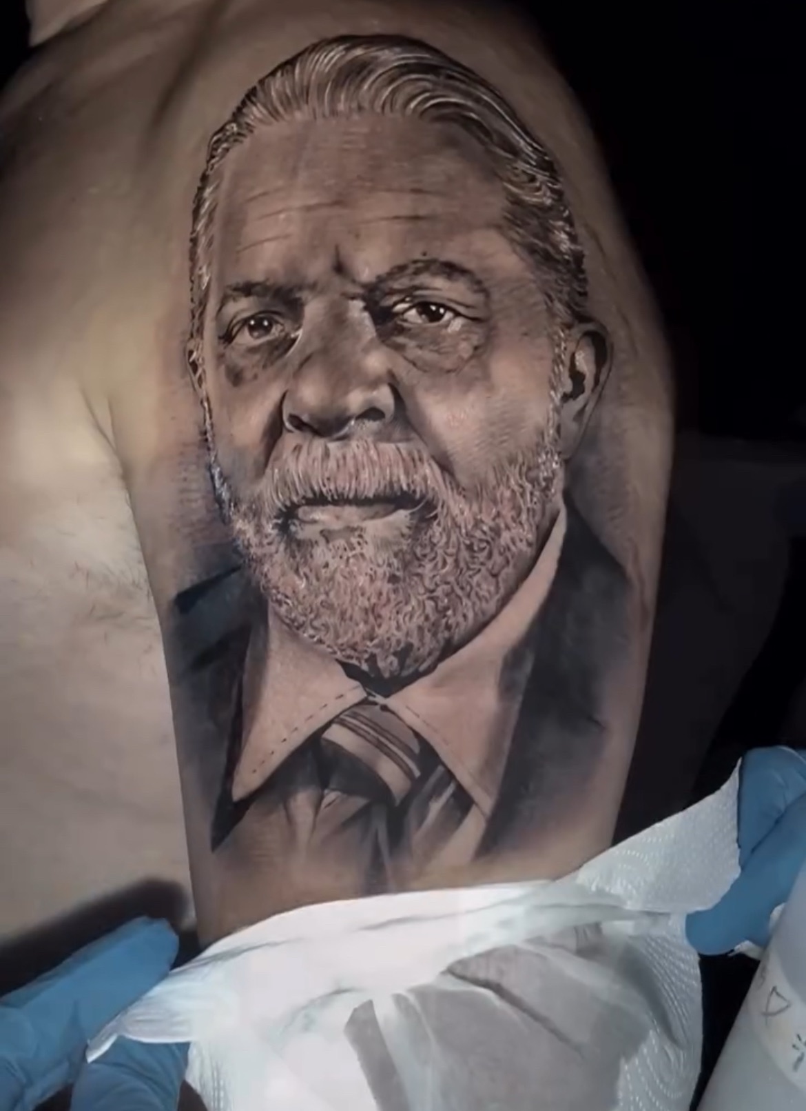 Homem tatua rosto de Lula no braço e agradece por ter “feito seus três filhos doutores”