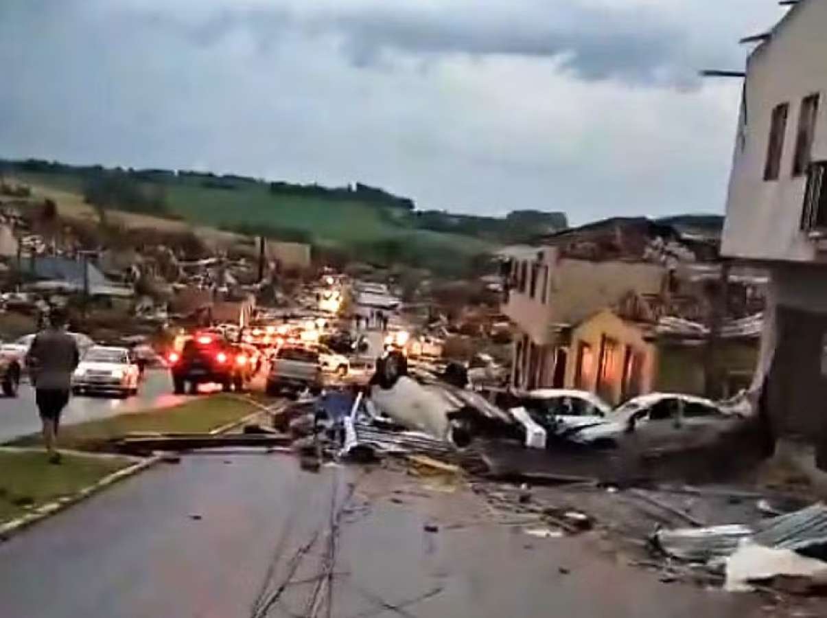 Tornado deixa ao menos cinco mortos e destruição em cidade do Paraná