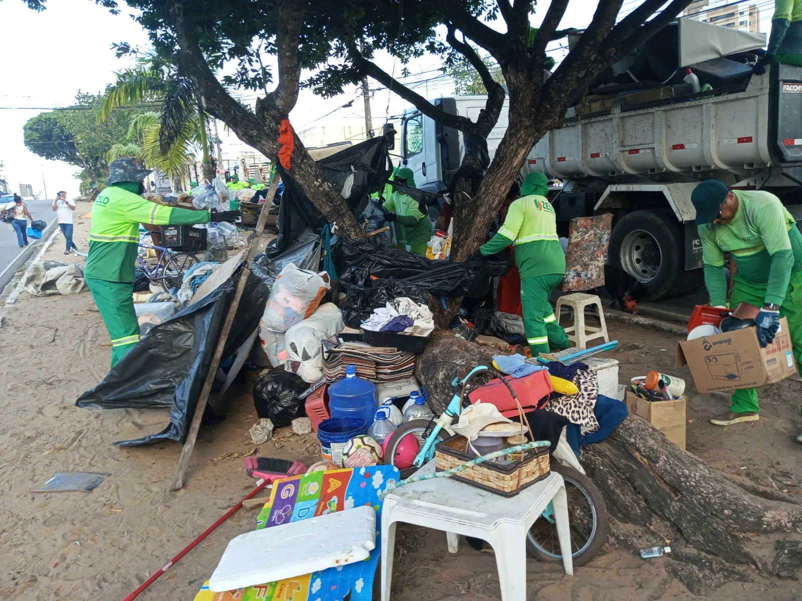 Ação da Prefeitura retira acampamentos na Avenida das Alagoas em Neópolis