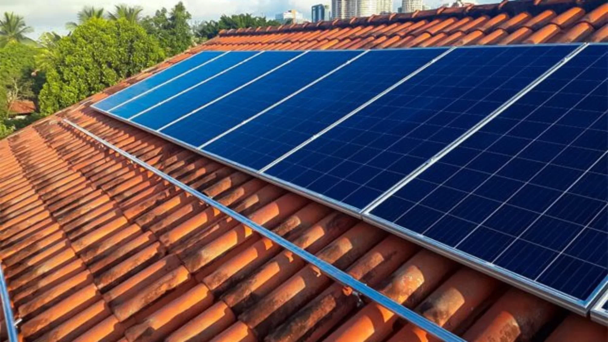 Cobrança surpreende usuários de energia solar no RN e levanta debate sobre legalidade das tarifas