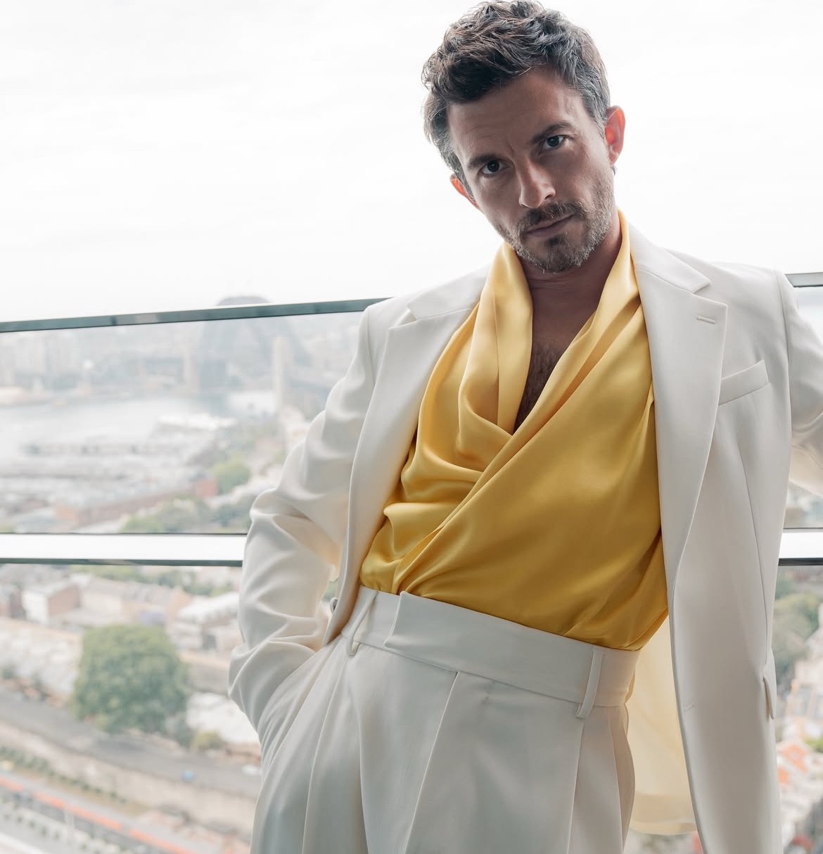 Jonathan Bailey faz história e é eleito o homem mais sexy do mundo pela revista People