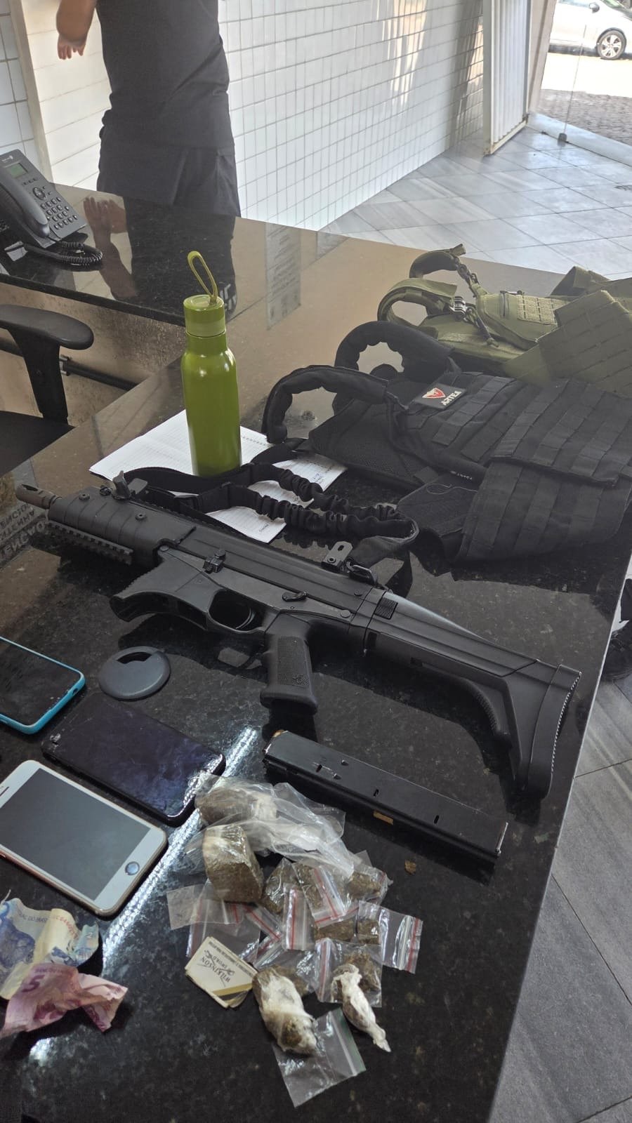 Polícia Militar apreende fuzil, coletes e drogas em operação no bairro de Mãe Luíza