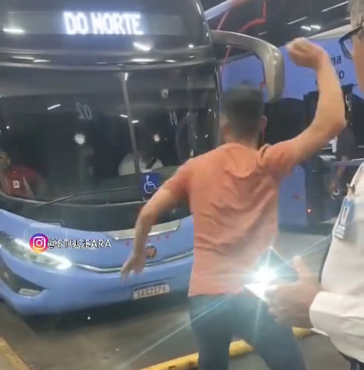 Homem apedreja ônibus após ser impedido de embarcar na rodoviária de Teresina