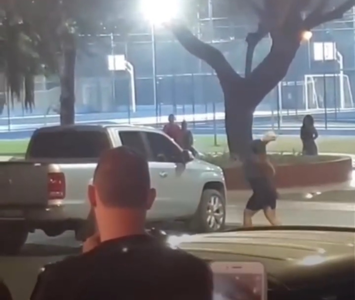 Mulher destrói carro do companheiro após suposta traição e casal acaba fazendo as pazes antes da chegada da polícia