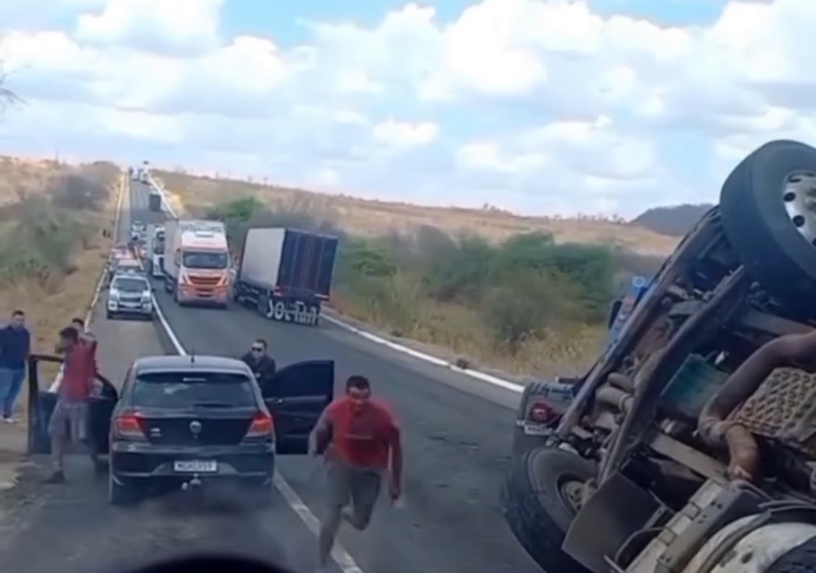 Suspeitos de furtar mercadorias de carreta tombada na BR-116 entre Ipaumirim e Icó são detidos