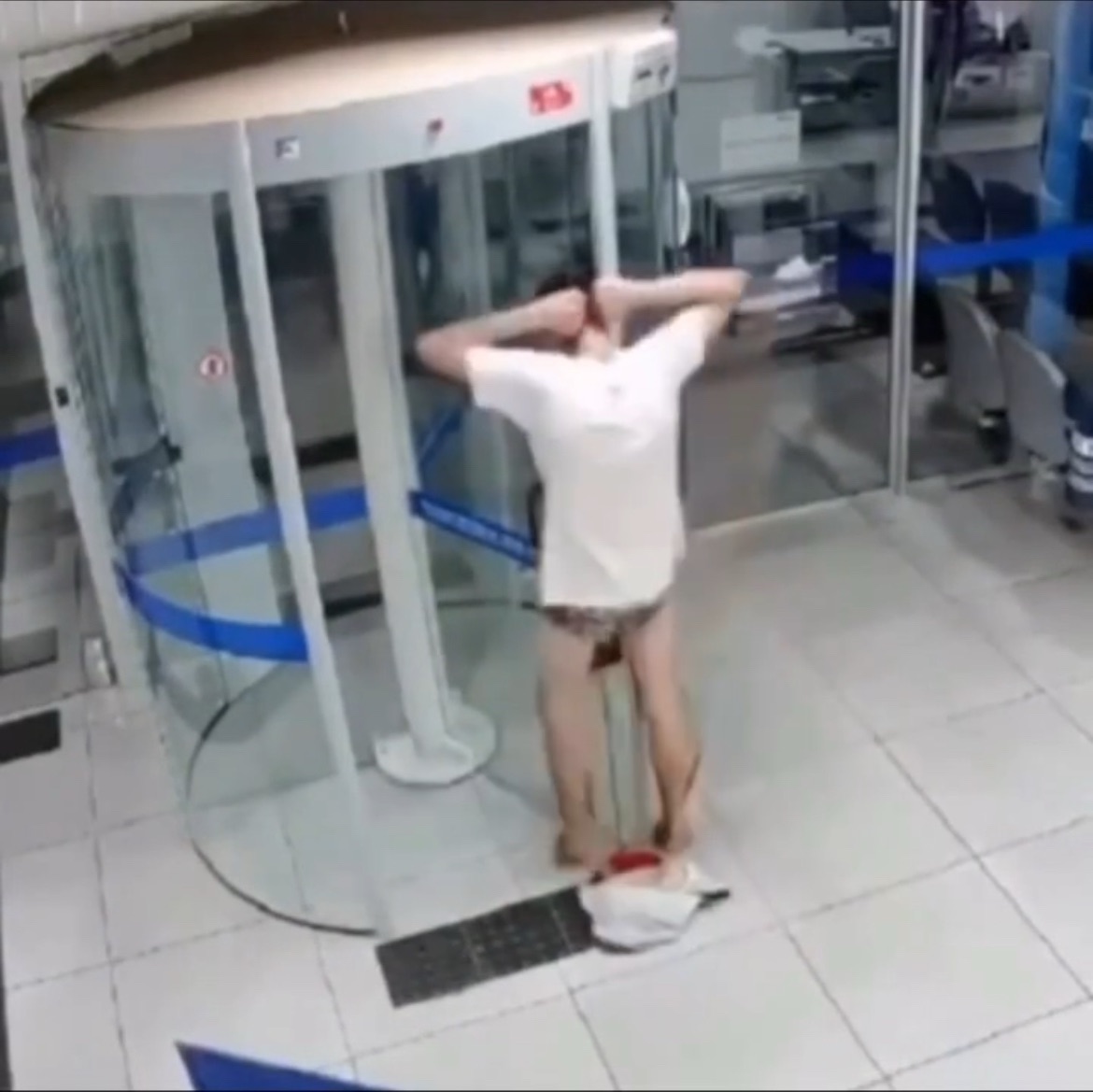 “Ladrão” atrapalhado: jovem é detido após ficar preso em porta giratória bancária