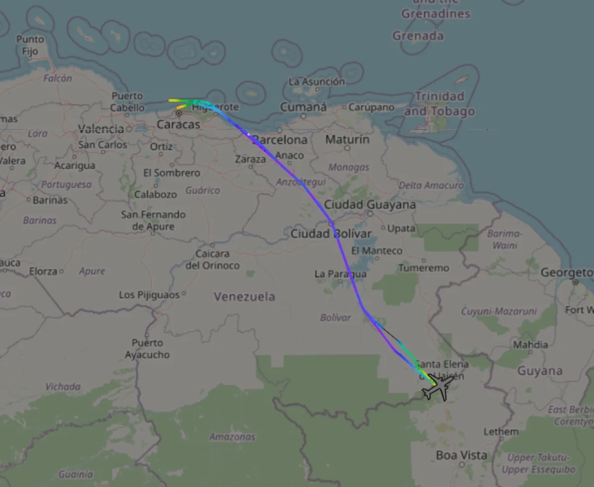 Avião oficial da Venezuela pousa na fronteira com o Brasil e levanta suspeitas sobre possível fuga de Maduro