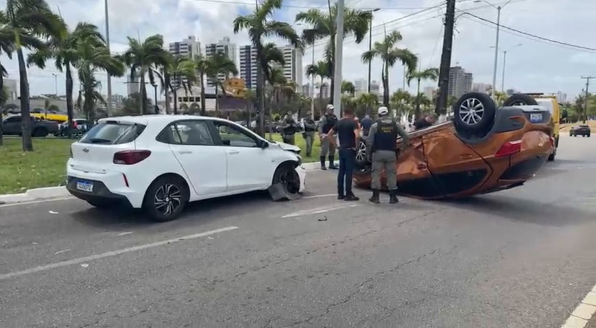 Carro capota após colisão na Roberto Freire e bebê de três meses escapa ileso graças à cadeirinha