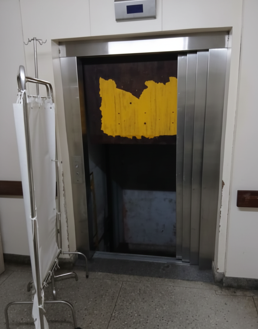 Elevadores quebrados no Walfredo Gurgel fazem pacientes subirem escadas em macas e cadeiras de rodas