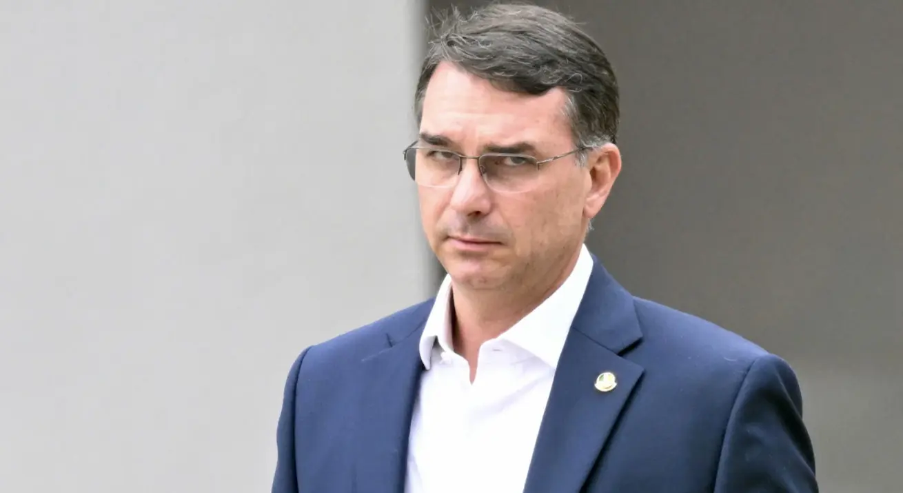 Candidatura de Flávio Bolsonaro é vista como blefe e divide aliados e opositores
