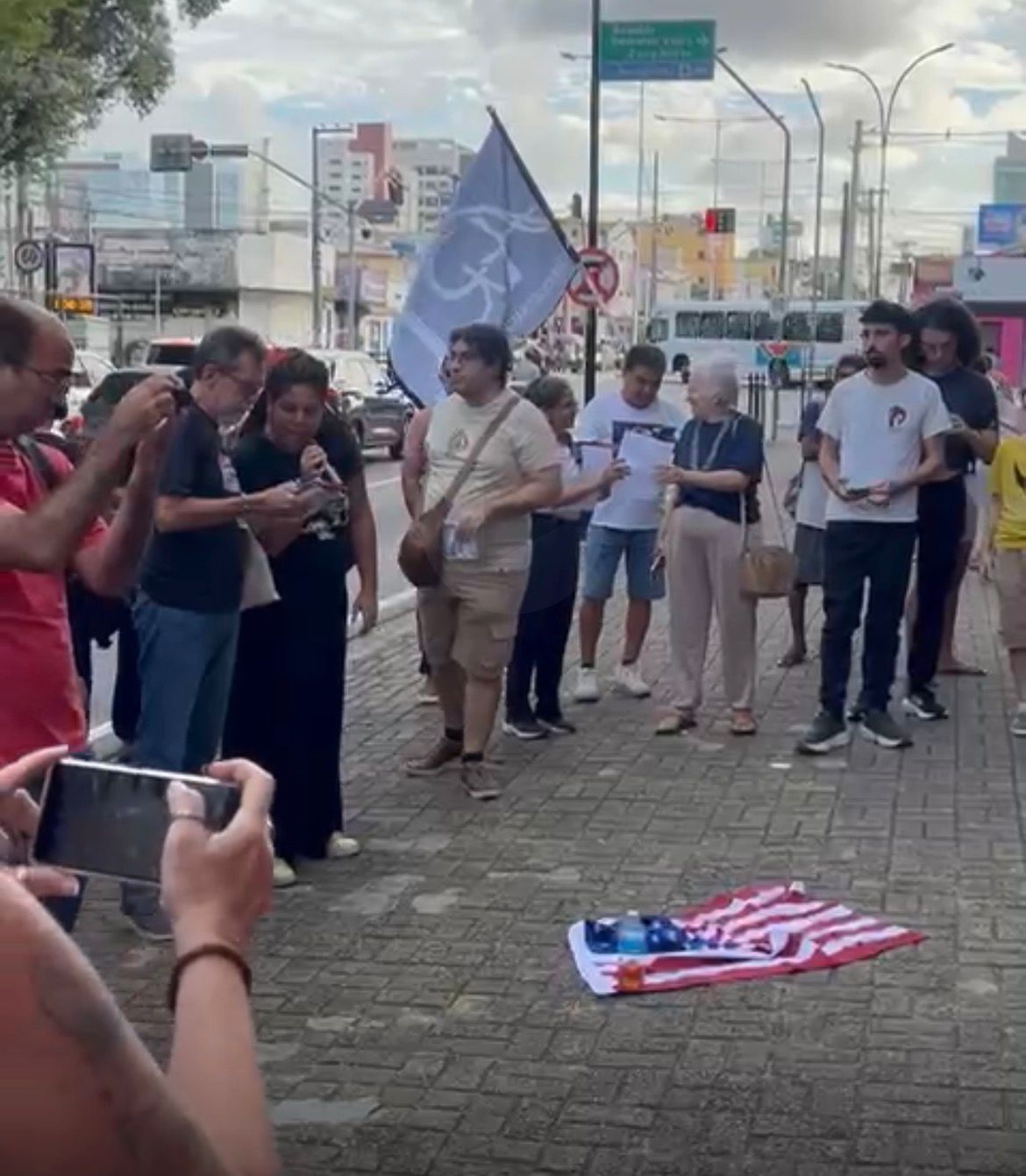 Militantes realizam protesto em frente ao Midway Mall contra Trump e em apoio à Maduro