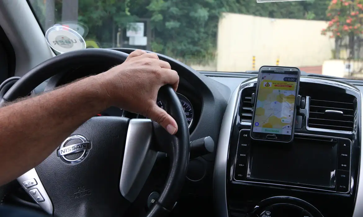 Prefeito veta projeto que previa pontos de apoio para entregadores e motoristas de app em Natal