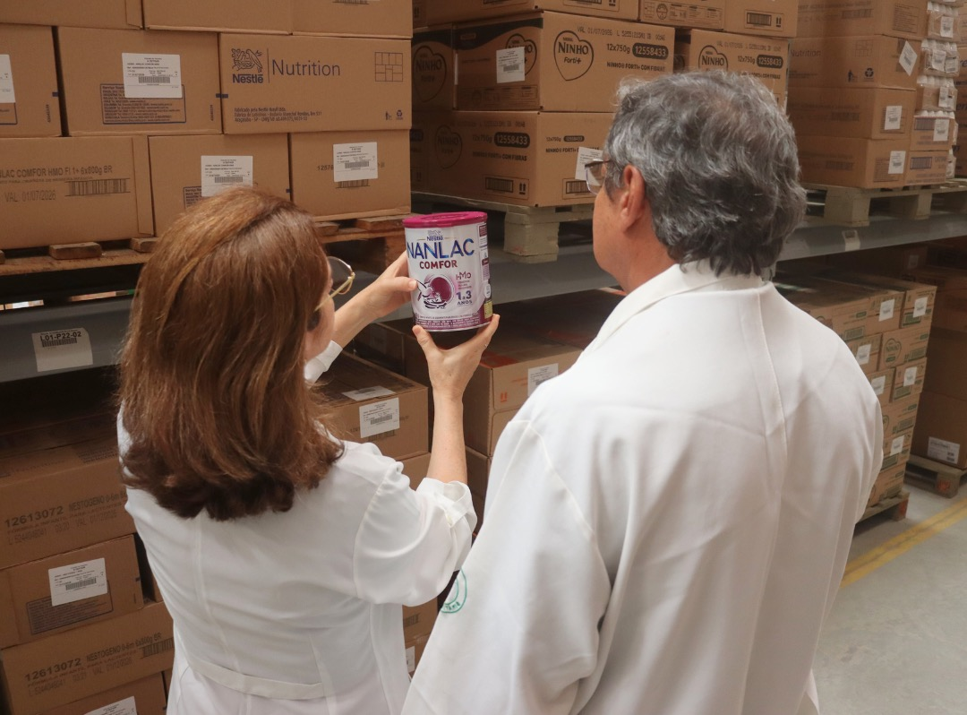 Fiscalização em Natal verifica retirada de fórmulas infantis proibidas pela Anvisa após risco de contaminação