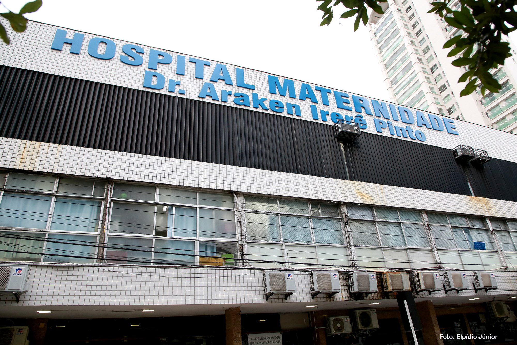 Bebê cai no chão durante parto apressado em maternidade de Natal