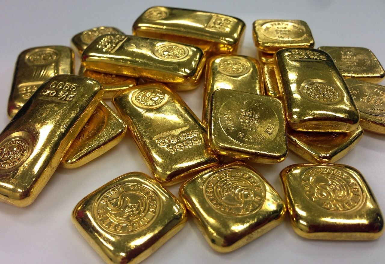Homem joga 20 barras de ouro no lixo por engano e polícia recupera fortuna de R$ 730 mil