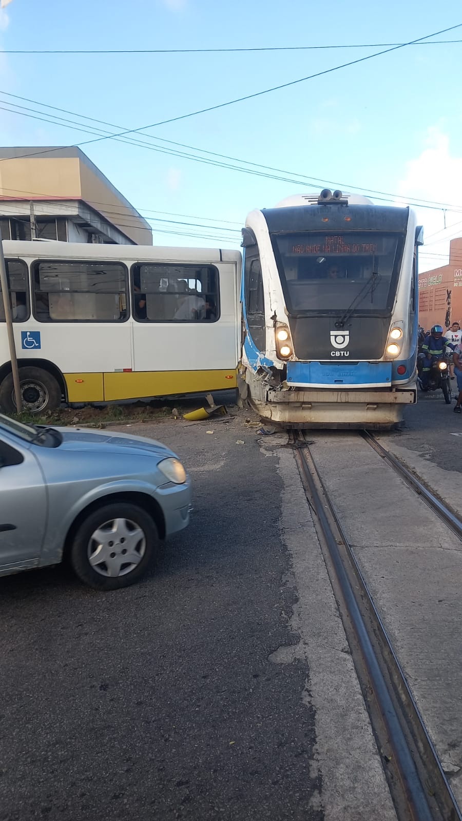 VLT e ônibus colidem na av Nevaldo Rocha em Natal