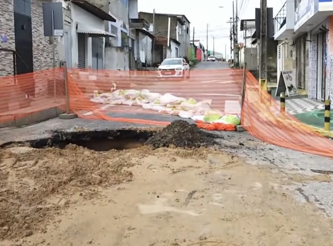 Chuva abre cratera em cruzamento da Zona Norte e moradores relatam prejuízos em Natal