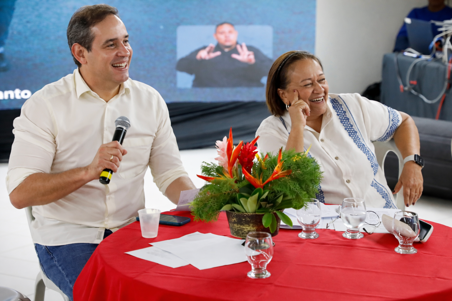 Governo faz café com jornalistas, nega crise no RN e evita explicar atrasos e dívidas