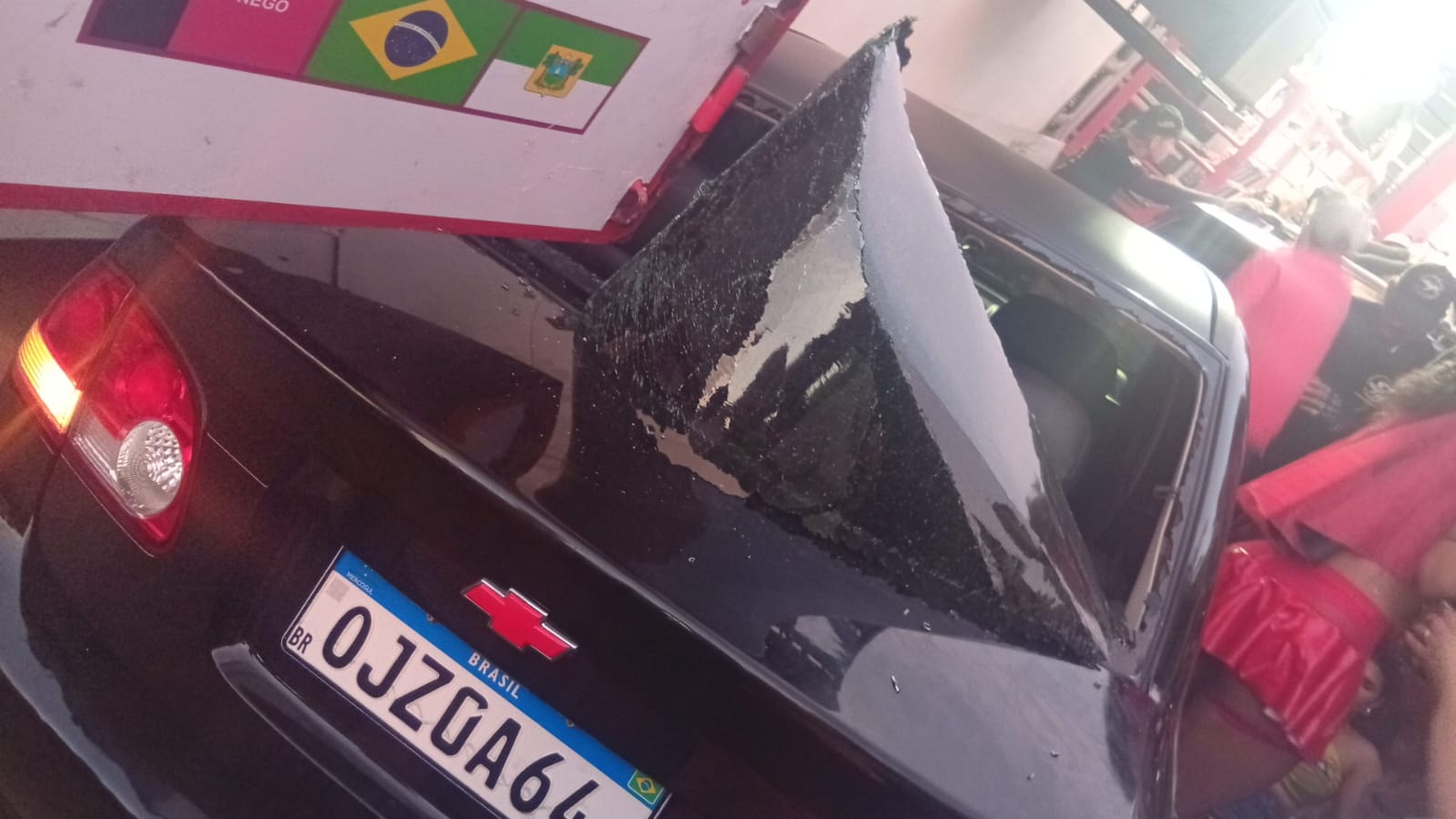 Mulher é prensada entre trio elétrico e carro durante prévia de carnaval na Grande Natal