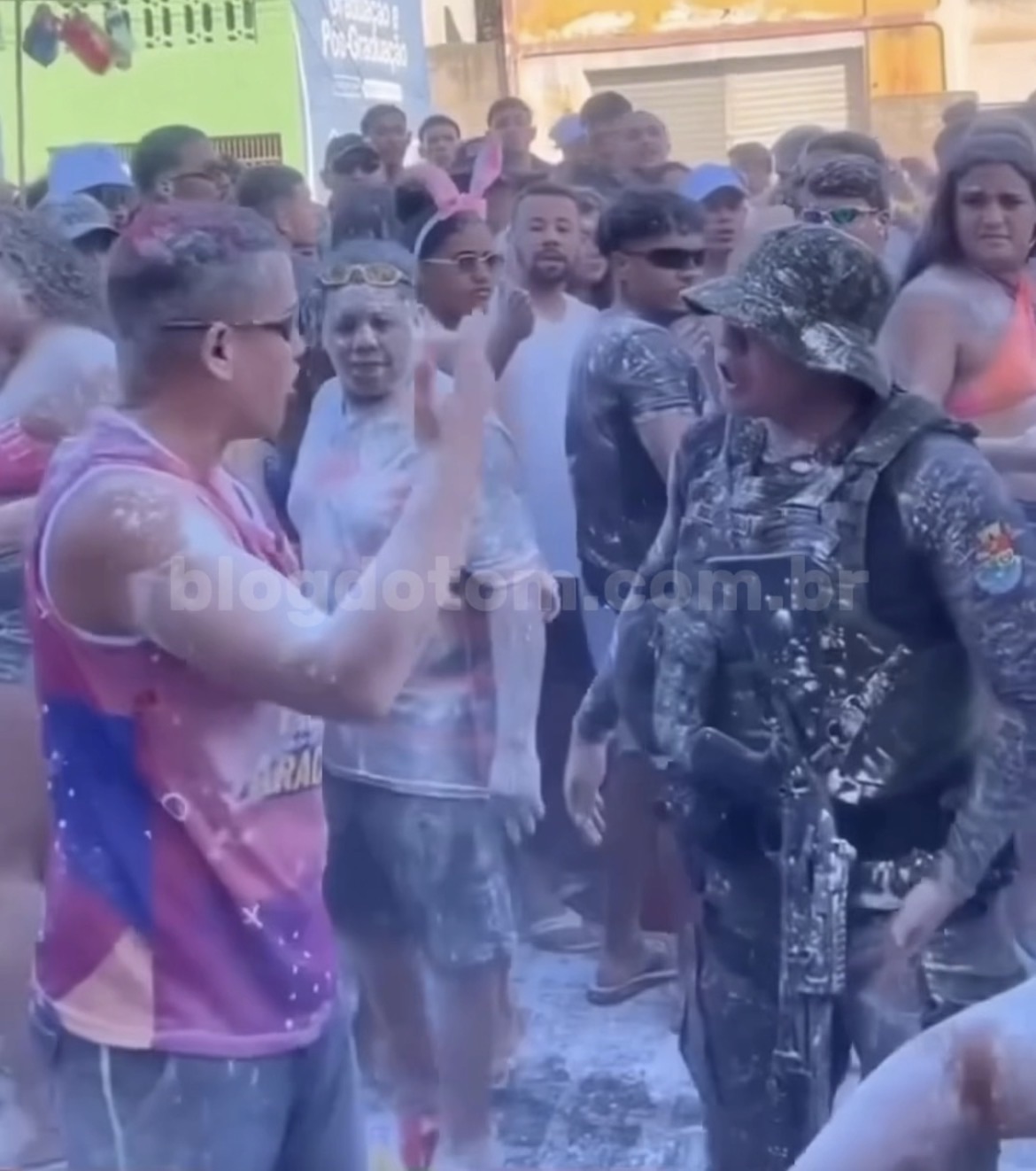 Vídeo: Brincadeira com farinha termina em confusão ao atingir policiais militares
