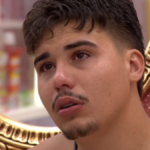 Ex-BBB processa Globo e pede milhões após polêmica de importunação no reality