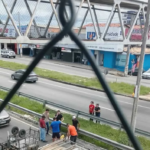 Mulher despenca de passarela após falha na proteção e acidente expõe risco na BR-101