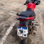 Criança de 8 anos é flagrada pilotando moto com o pai na garupa na Grande Natal