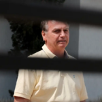 Depoimento sobre arma apreendida pode influenciar decisão de Moraes sobre prisão domiciliar de Bolsonaro