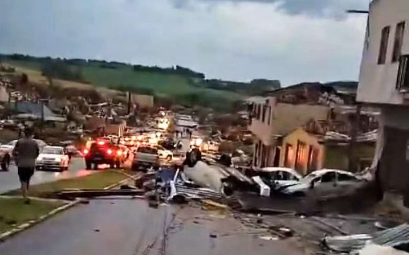 Tornado deixa ao menos cinco mortos e destruição em cidade do Paraná