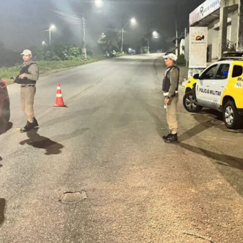Adolescentes são flagradas sem capacete e com bebida alcoólica durante patrulhamento em Acari