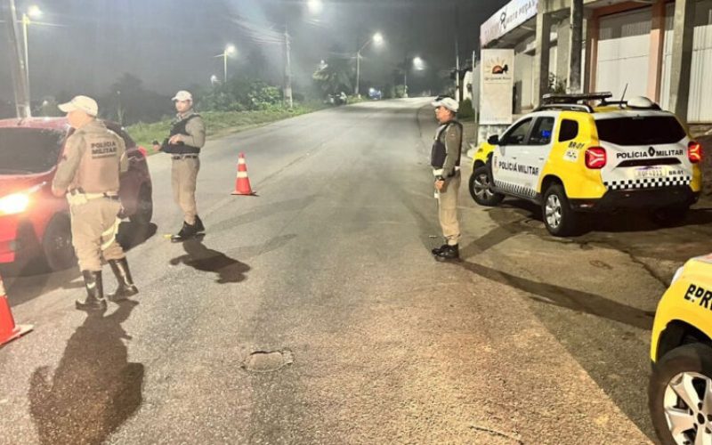Adolescentes são flagradas sem capacete e com bebida alcoólica durante patrulhamento em Acari
