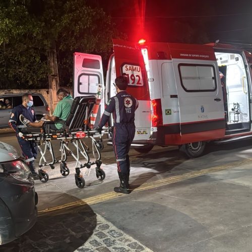 Médico do SAMU nega atendimento a homem baleado na Redinha; denúncia ao vivo no Via Certa 96 força o retorno da ambulância