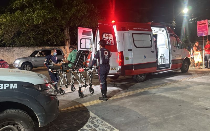 Médico do SAMU nega atendimento a homem baleado na Redinha; denúncia ao vivo no Via Certa 96 força o retorno da ambulância