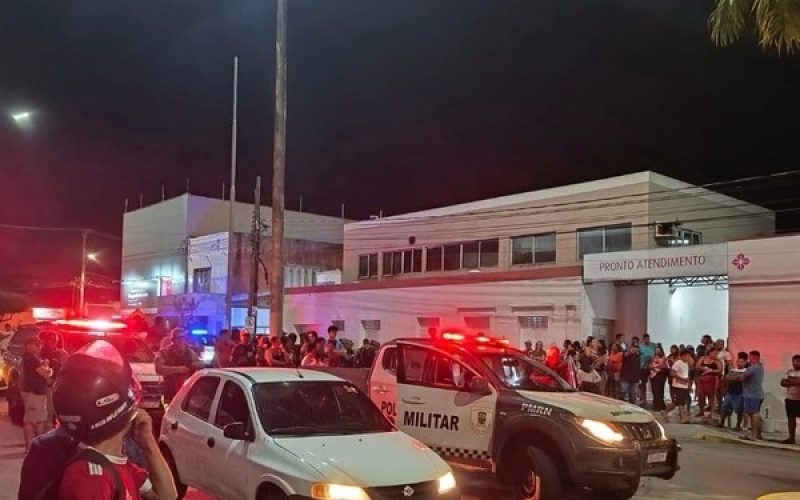 Vendedor de milho é morto a tiros em frente a hospital na Grande Natal; três crianças ficaram feridas