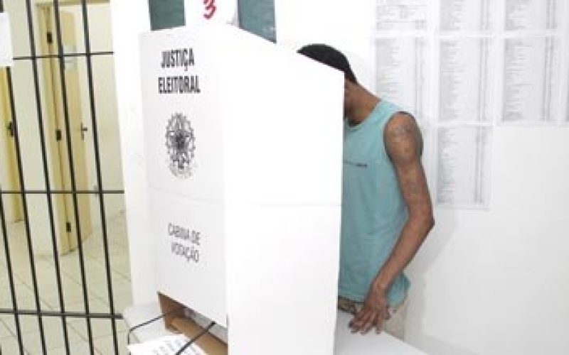Câmara aprova mudança para impedir voto de presos provisórios